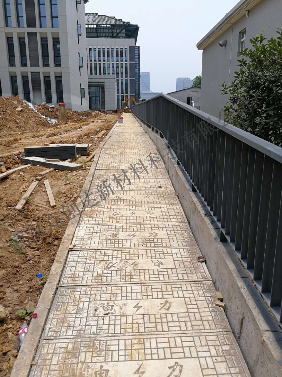 湖南六建武大文科樓項目部電纜溝蓋板鋪設(shè)實例圖